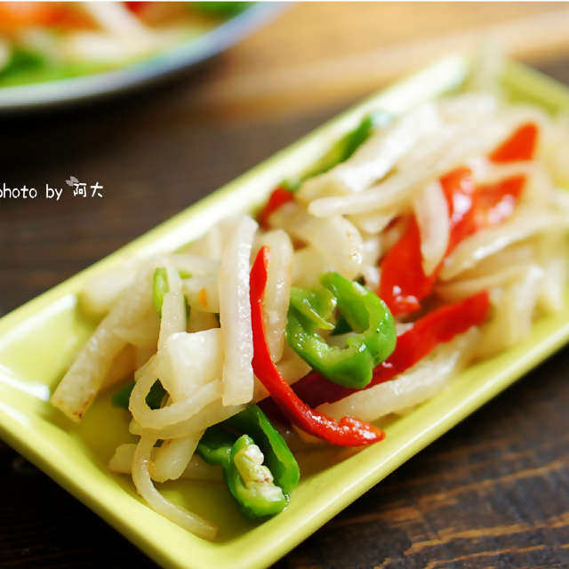 双椒炒萝卜丝,白萝卜有滋阴润肺的功效,很适合干燥的秋季来食用