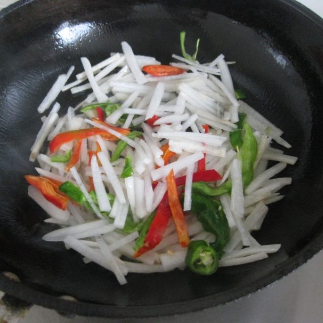 双椒炒萝卜丝,白萝卜有滋阴润肺的功效,很适合干燥的秋季来食用