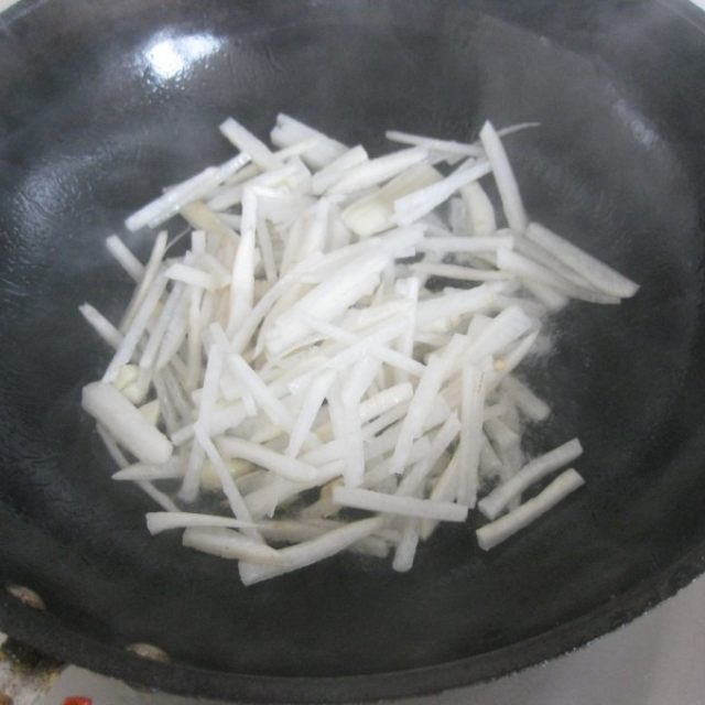 双椒炒萝卜丝,白萝卜有滋阴润肺的功效,很适合干燥的秋季来食用