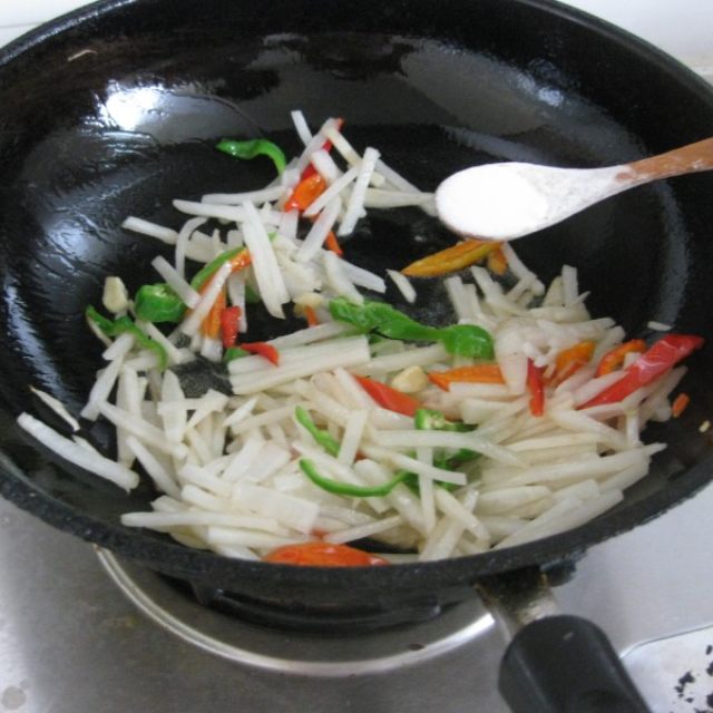 双椒炒萝卜丝,白萝卜有滋阴润肺的功效,很适合干燥的秋季来食用