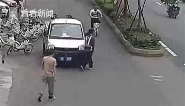 神操作！摄像头下车主用毛巾干这事 交警蜀黍“满分奖励”