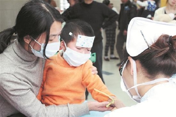 3岁女童误吞干燥剂，妈妈的做法堪比“教科书”，值得父母学习！