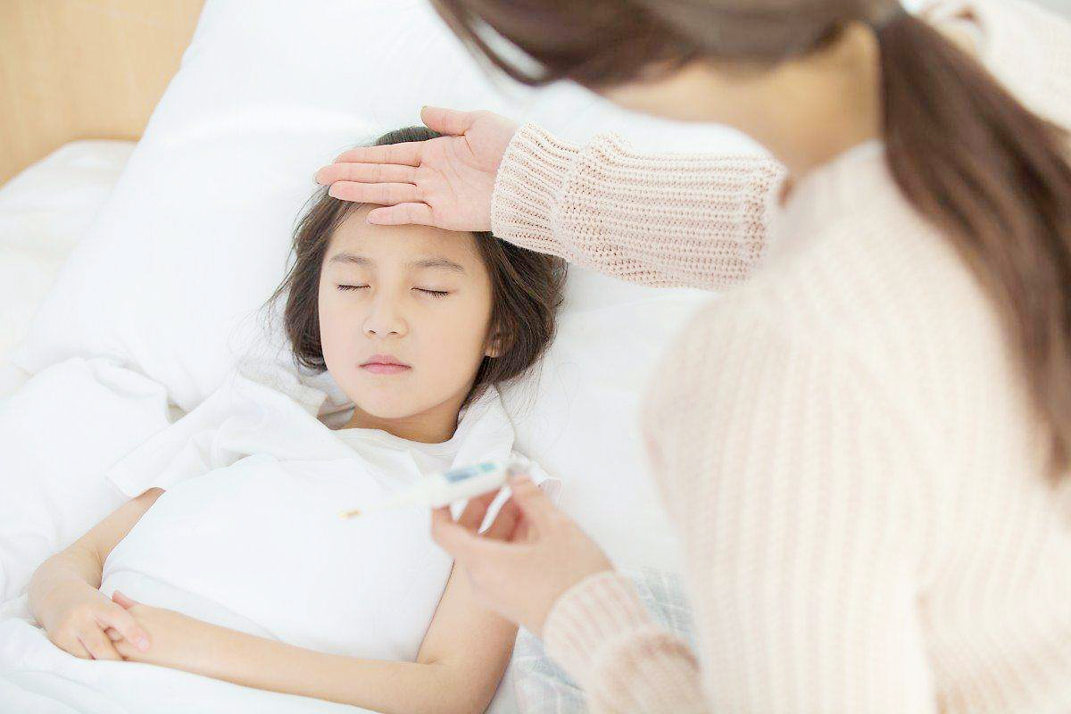 3岁女童误吞干燥剂，妈妈的做法堪比“教科书”，值得父母学习！
