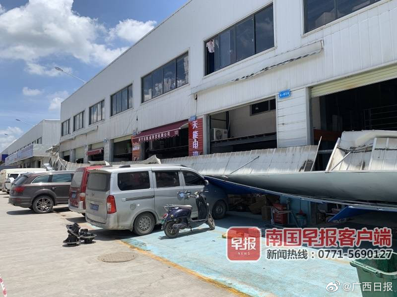 南宁一汽配城近百米长广告牌突然坠落，致多辆汽车受损