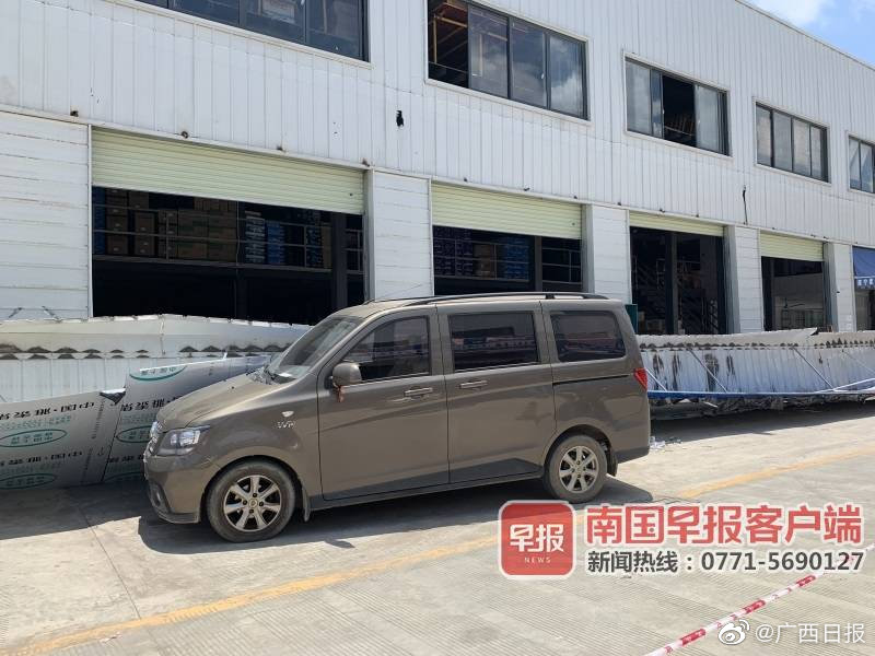 南宁一汽配城近百米长广告牌突然坠落，致多辆汽车受损