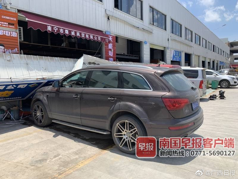 南宁一汽配城近百米长广告牌突然坠落，致多辆汽车受损