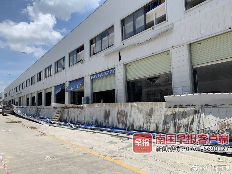 南宁一汽配城近百米长广告牌突然坠落，致多辆汽车受损