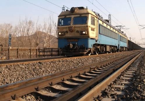 为什么火车铁轨用会生锈的钢铁，不用不锈钢？很多人不明白