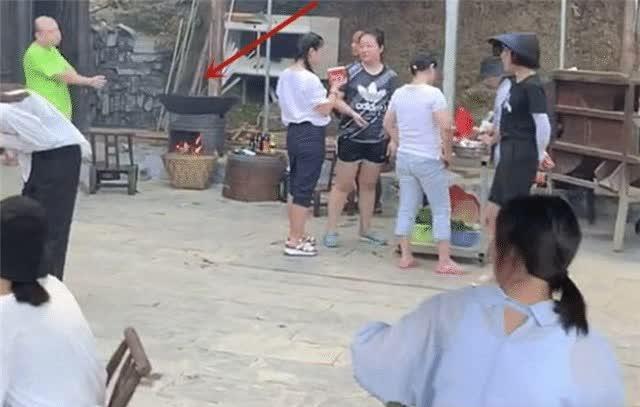 《向往的生活3》结束后，蘑菇屋成了野炊地，游人进院做饭