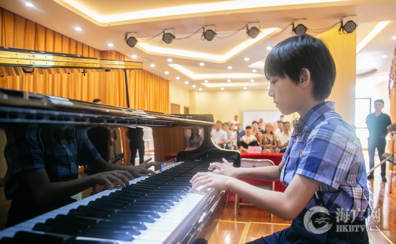 声临奇境·慈善音乐会《听见·爱》黄子悦钢琴演奏会新闻发布会在海口召开