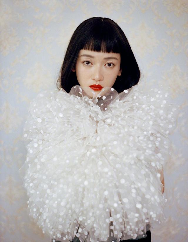 吴谨言真敢穿,6万5的裙子配红色高跟鞋,露一截袜子更显眼了