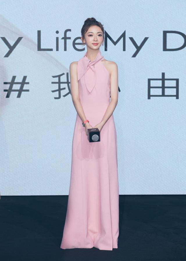 吴谨言真敢穿,6万5的裙子配红色高跟鞋,露一截袜子更显眼了