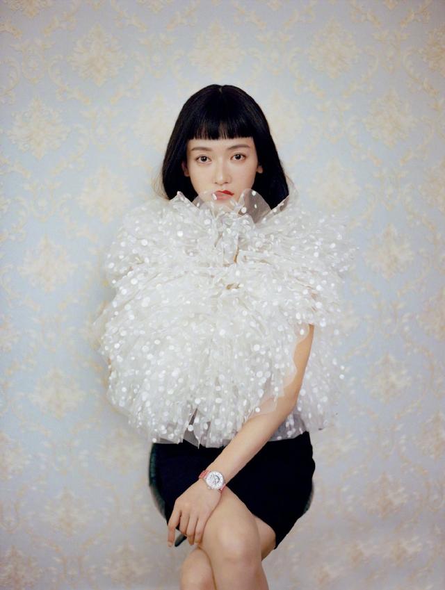 吴谨言真敢穿,6万5的裙子配红色高跟鞋,露一截袜子更显眼了