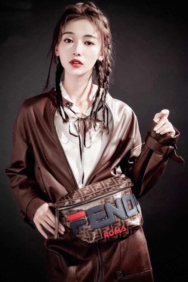 吴谨言真敢穿,6万5的裙子配红色高跟鞋,露一截袜子更显眼了