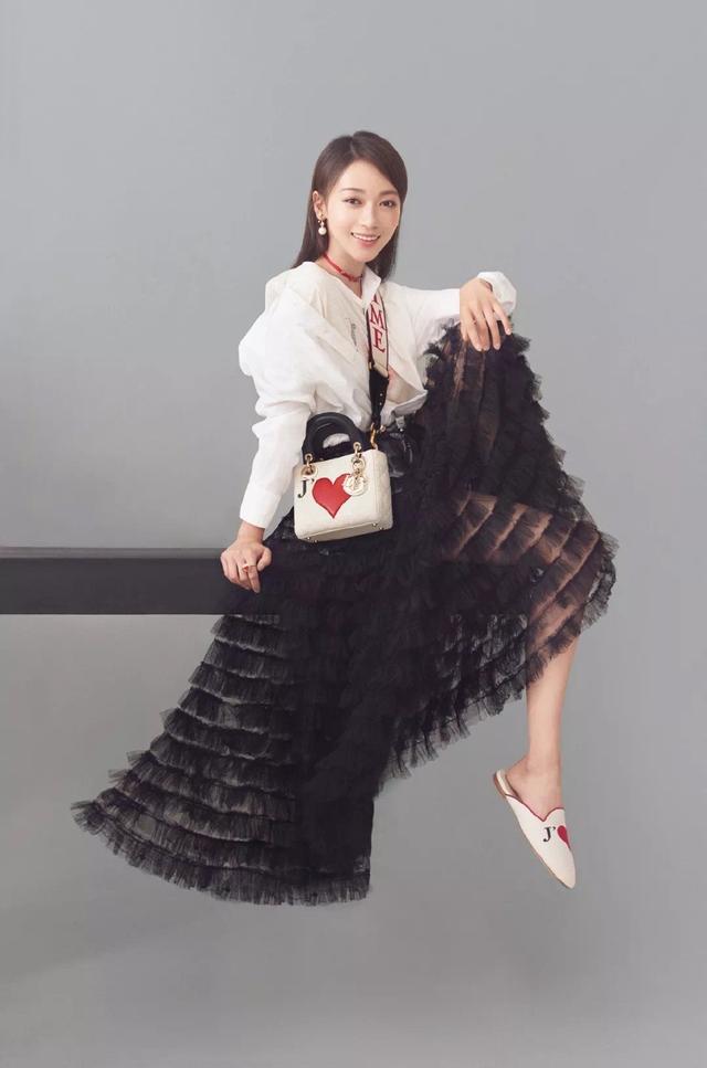 吴谨言真敢穿,6万5的裙子配红色高跟鞋,露一截袜子更显眼了