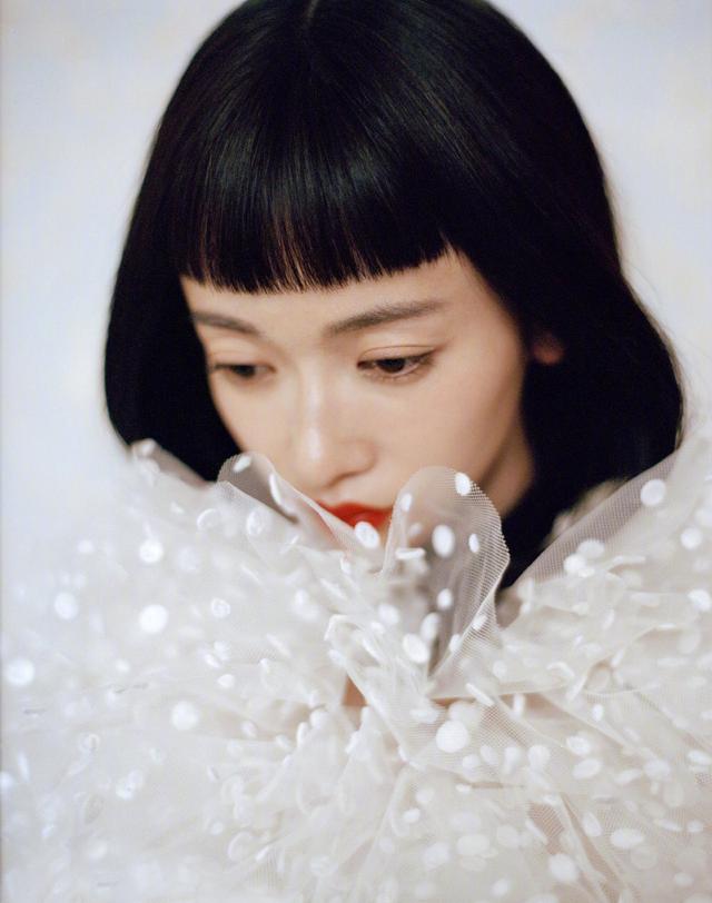 吴谨言真敢穿,6万5的裙子配红色高跟鞋,露一截袜子更显眼了