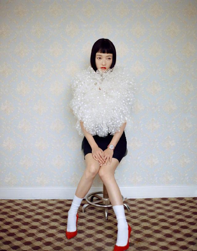 吴谨言真敢穿,6万5的裙子配红色高跟鞋,露一截袜子更显眼了