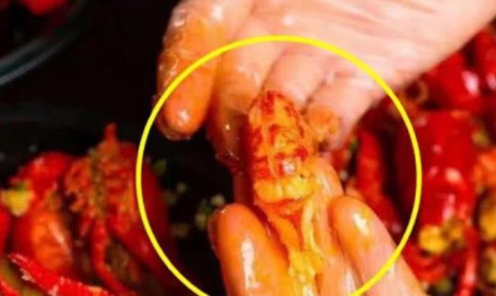 我们吃小龙虾时，戴上的一次性手套无破损，但为何满手都是油？