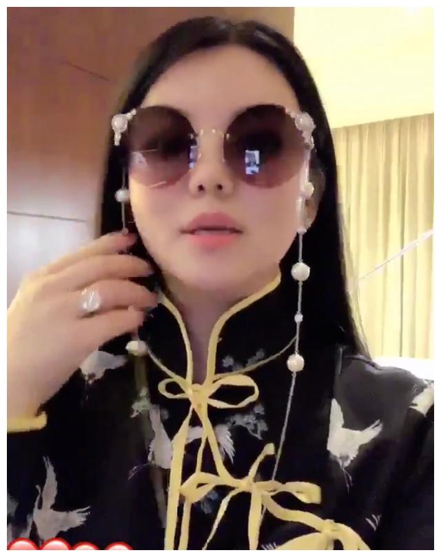 李湘炫富上瘾？墨镜镶珍珠手上鸽子蛋钻石抢眼，2万餐具吃速食面