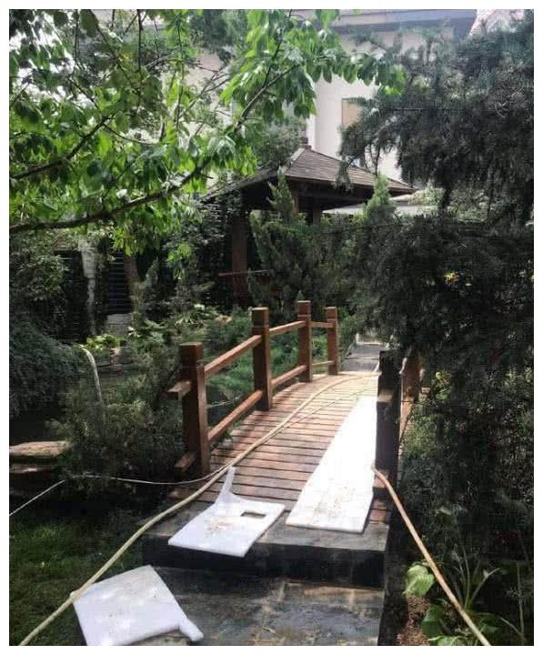 李湘炫富上瘾？墨镜镶珍珠手上鸽子蛋钻石抢眼，2万餐具吃速食面