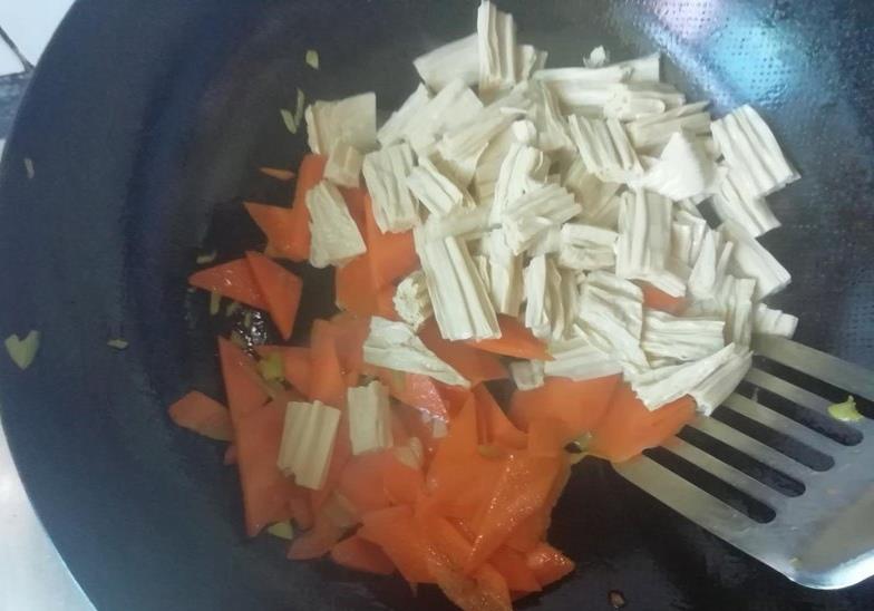 每日一素清炒腐竹，加点它补充维生素，低碳环保又健康！