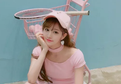 搞笑段子:王阿姨来俺家做客,送了一盒饼干。王阿姨刚走