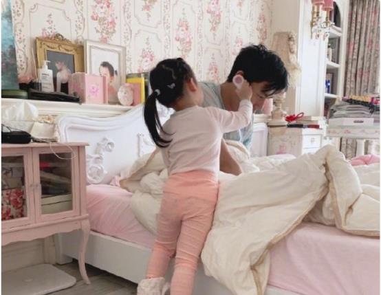一起参观伊能静的住宅：装修满满的少女风格，收纳柜摆满了餐具