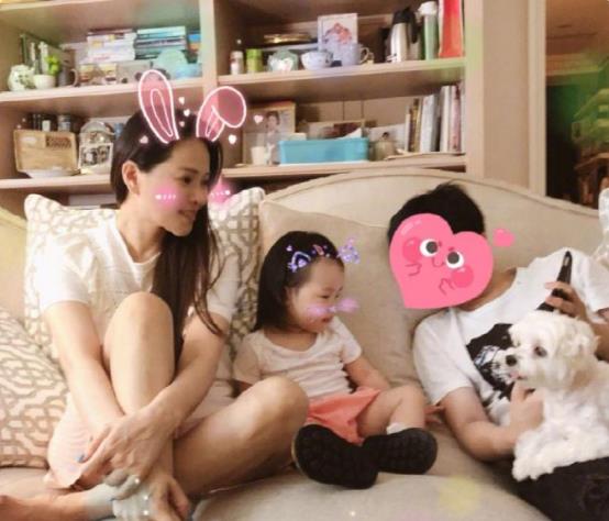 一起参观伊能静的住宅：装修满满的少女风格，收纳柜摆满了餐具