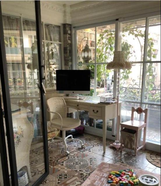 一起参观伊能静的住宅：装修满满的少女风格，收纳柜摆满了餐具