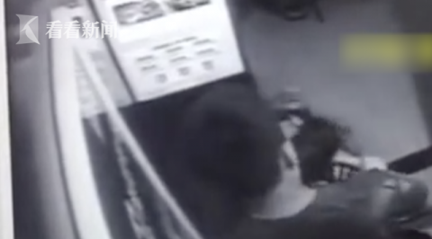 女孩电梯内突遭陌生男子掐脖20秒 警方:已确定身份