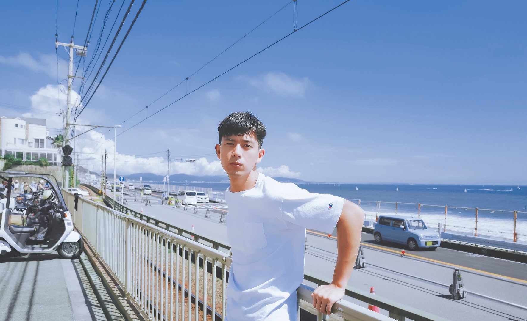 工作人员评价李现:长得帅，脾气好，每天笑的像个拖拉机一样