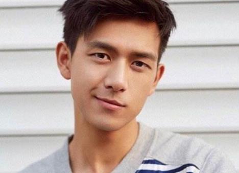 工作人员评价李现:长得帅，脾气好，每天笑的像个拖拉机一样