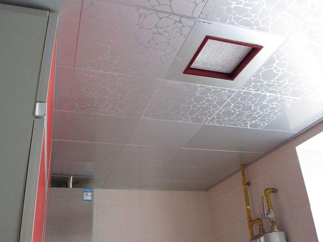 卫生间装修,吊顶扣板用复合板还是铝制品?钱差不少,效果也不同