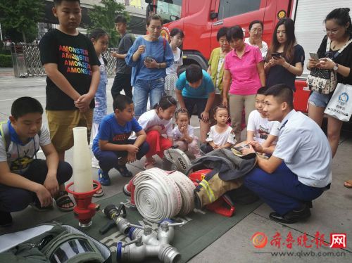 第一次见到这些消防器材，孩子们大开眼界