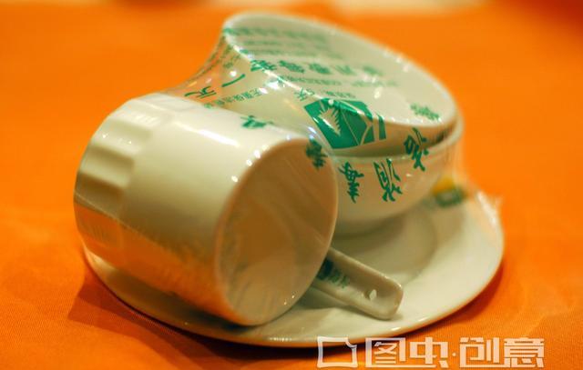 在饭店吃饭，到底需不需要用开水烫餐具？真的能杀菌吗