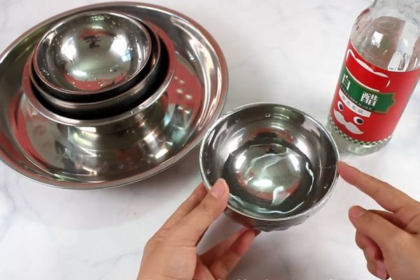 家里有不锈钢餐具的留心了，我也是今天刚知道，叮嘱家人吧