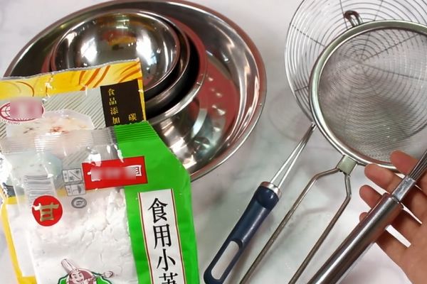 家里有不锈钢餐具的留心了，我也是今天刚知道，叮嘱家人吧