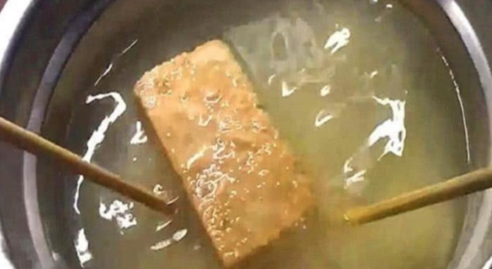 为何压缩饼干这么管饱?煮半个小时,你可能连一块都吃不完