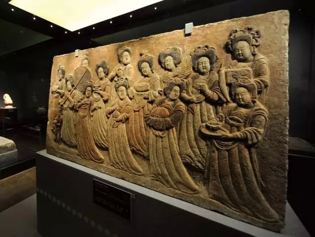 从曲阳石雕到宜兴紫砂，她一路追逐雕塑梦，成为行业少数女学霸