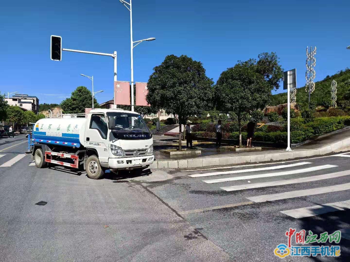 酷暑难挡，上高县蒙山镇为绿化苗木浇水“止渴”（图）