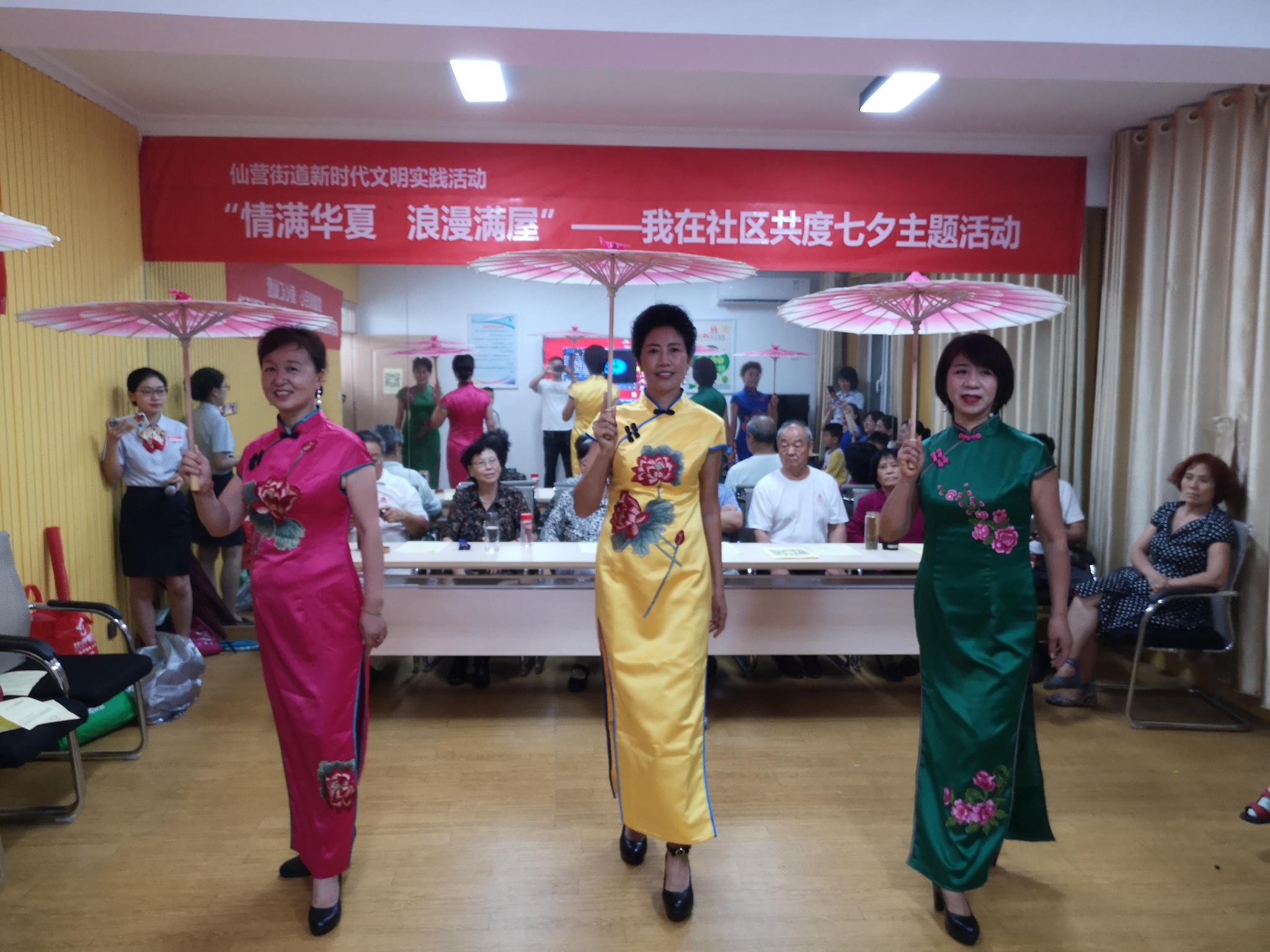 亲手做些小饼干,邻居街坊在社区一起过七夕