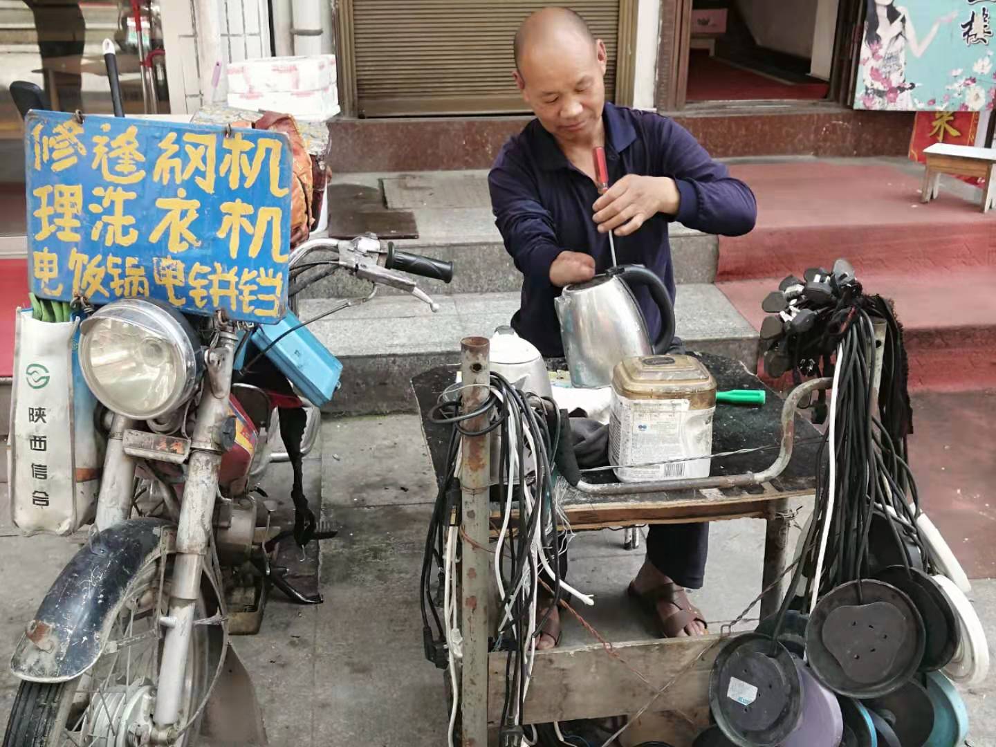 山阳东门口，电器修理铺的故事更感人