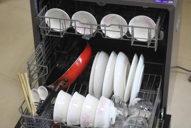 为新生宝宝专属餐具专门配置洗碗机：华帝洗消烘存全效洗碗机体验