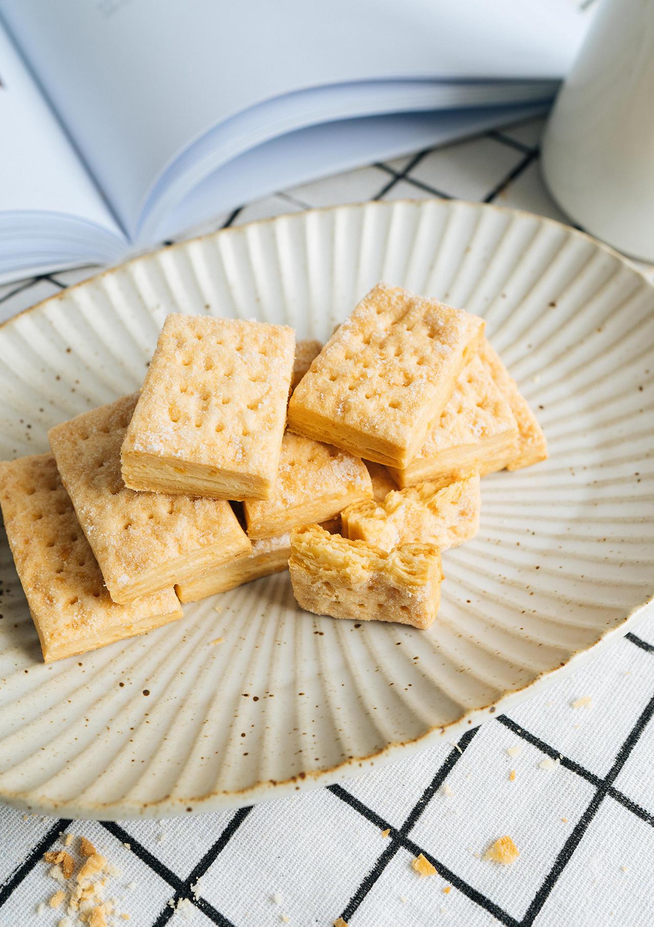 简单酥脆千层口感-老杨同款咸蛋黄饼干