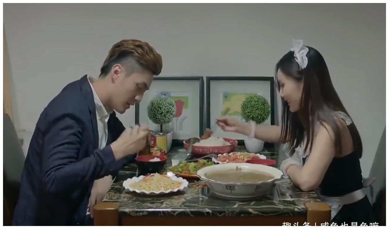 失恋小伙网购美女，充当女友，不合适的还可以换，太爽了！
