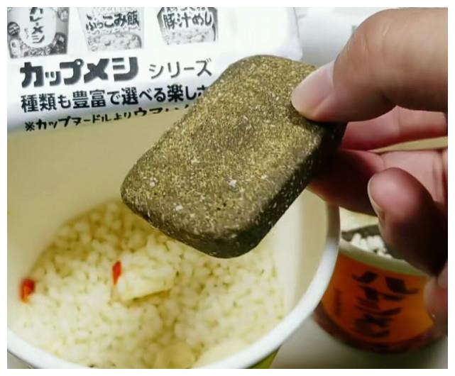 网购七十元的日式泡饭，打开就发现了“牛肉”，泡好后一看更值