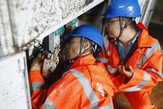 宁波鄞州供电抢修东吴灾区受损电力设施