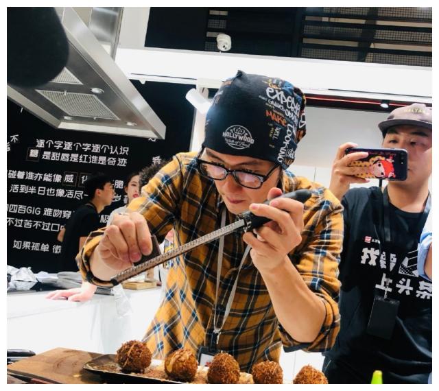 李宇春做饭像做艺术品，是强迫症？杰出的人会更加专注地做一件事