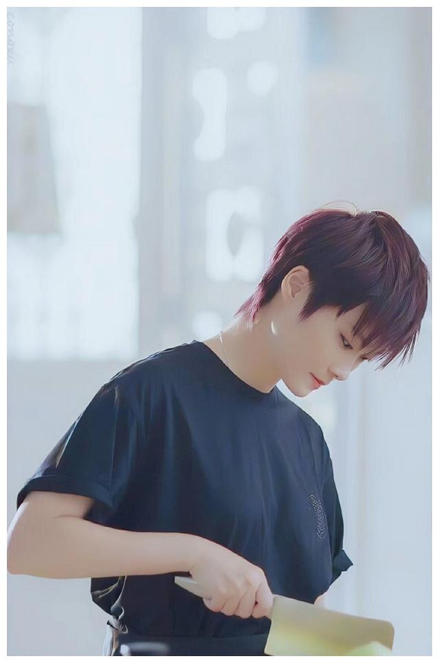 李宇春做饭像做艺术品，是强迫症？杰出的人会更加专注地做一件事