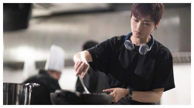 李宇春做饭像做艺术品，是强迫症？杰出的人会更加专注地做一件事